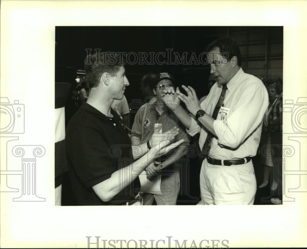 1995 Press Photo Terence T. Henricks, space shuttle mission commander speaking. - Historic Images