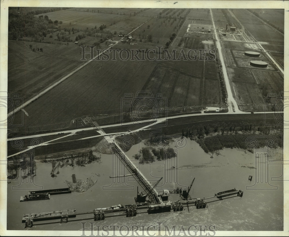 1968 Press Photo View of the liquid loading dock on Mississippi River - Historic Images