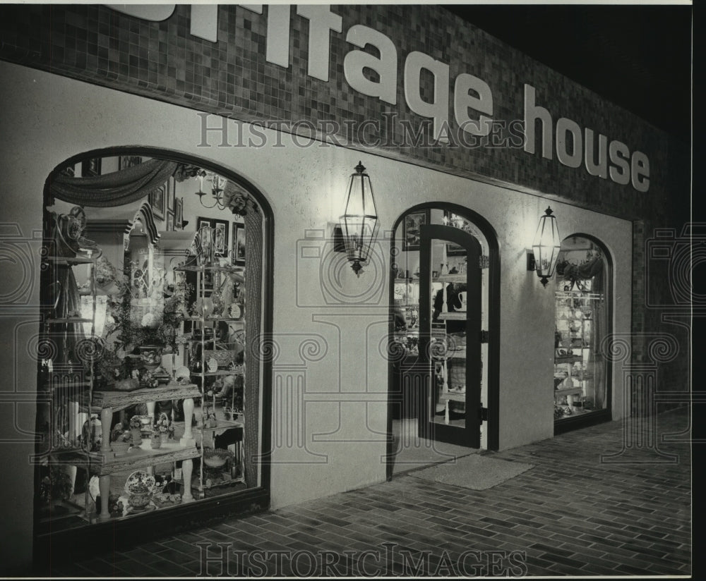 1974 Press Photo Heritage Shop offers Americana at Lake Forest Plaza - nob30947 - Historic Images