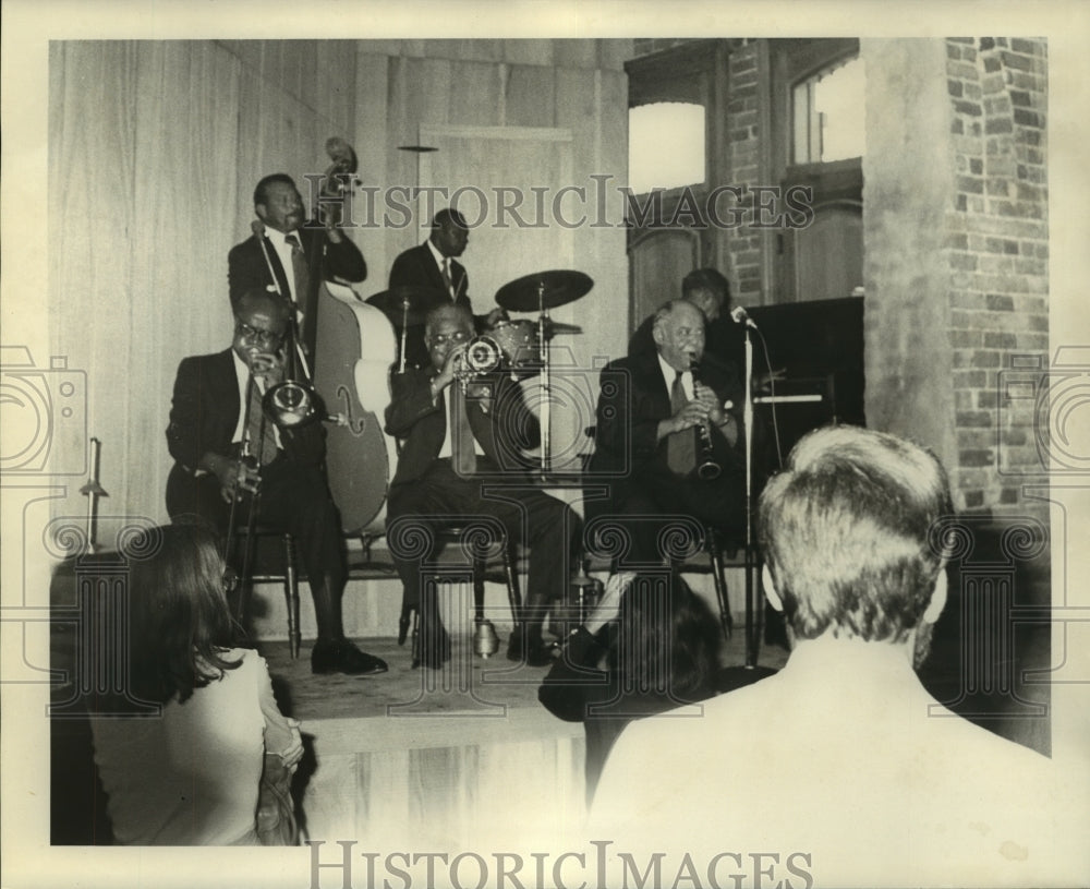 1974 Press Photo Audience listen to the band at Heritage Hall - nob30958-Historic Images