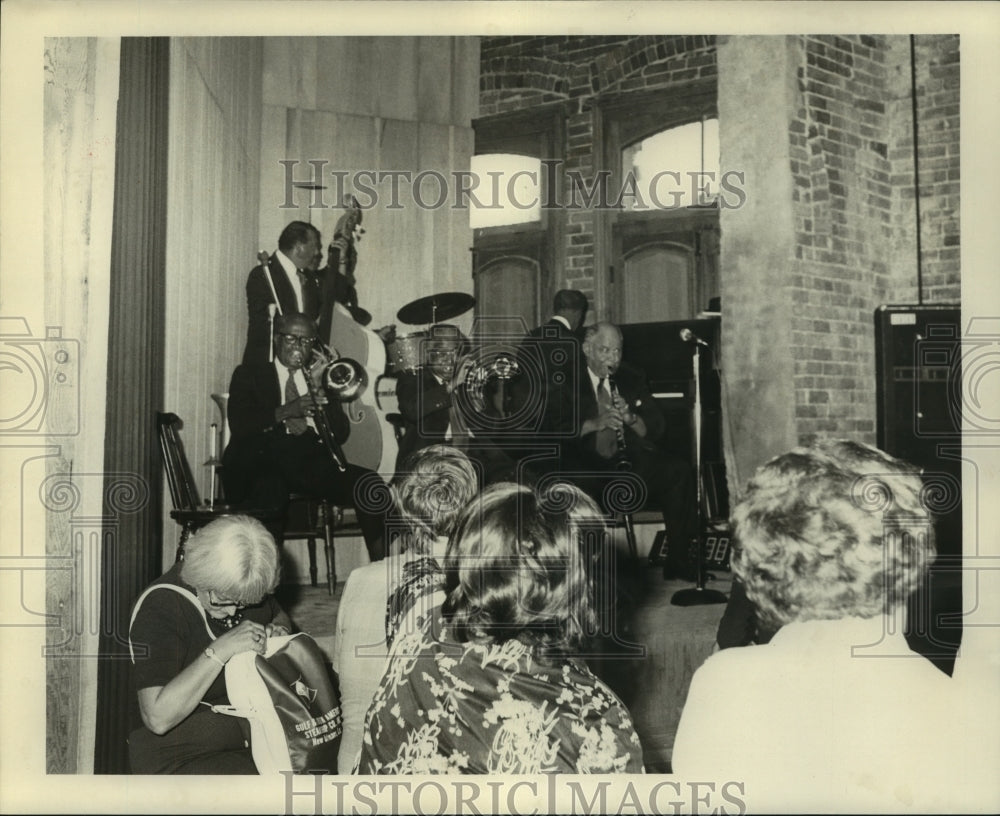 1974 Press Photo Audience listens to the band at Heritage Hall - nob30959-Historic Images