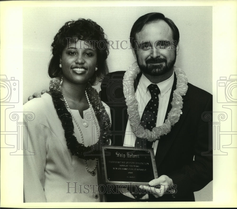 1969 Press Photo Melissa Rogers gives Skip Herbert COE Boss of the Year award - Historic Images