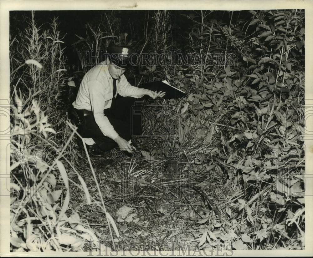 1959 Press Photo Ptn Emanuel Palmisano examines spot where girl was murdered - Historic Images