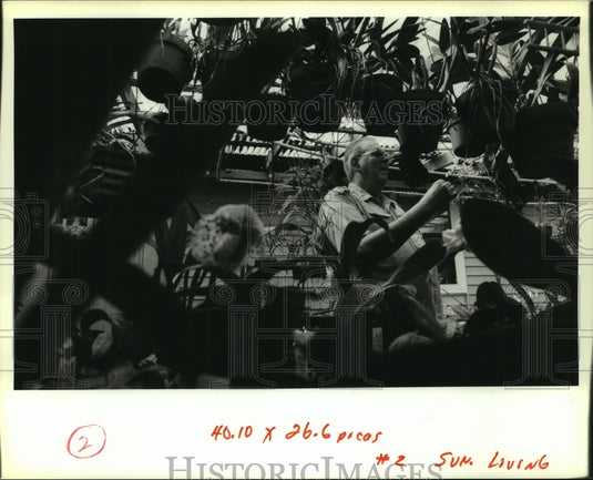 1991 Press Photo Gretna, Louisiana-Carroll Hertz grows orchids for selling - Historic Images