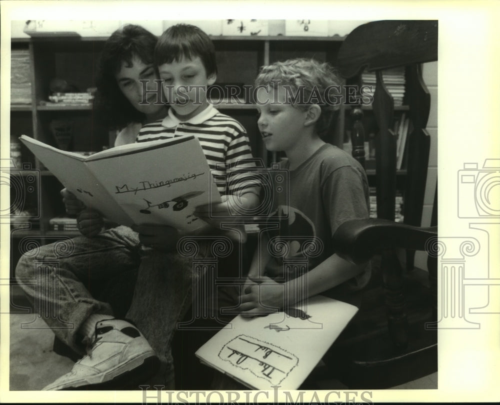 1990 Londa Hershberger reads with her son Ben and Cheyne Simoneaux - Historic Images