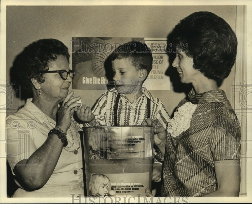 1972 Press Photo Cystic Fibrosis child Richard Lenon with organization members - Historic Images