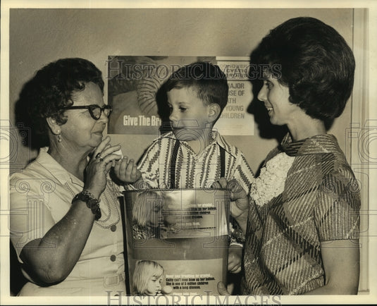 1972 Press Photo Cystic Fibrosis child Richard Lenon with organization members - Historic Images