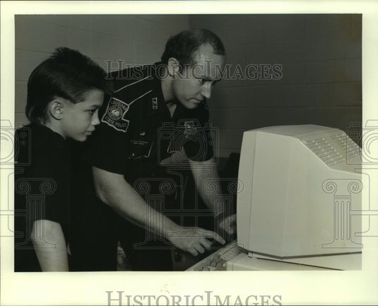 1990 Jerry Patrick shows Jacques Hickman how to use his computer - Historic Images