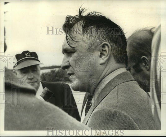 1970 Press Photo Doctor Glascow and Secretary Hickle at Breton Island - Historic Images