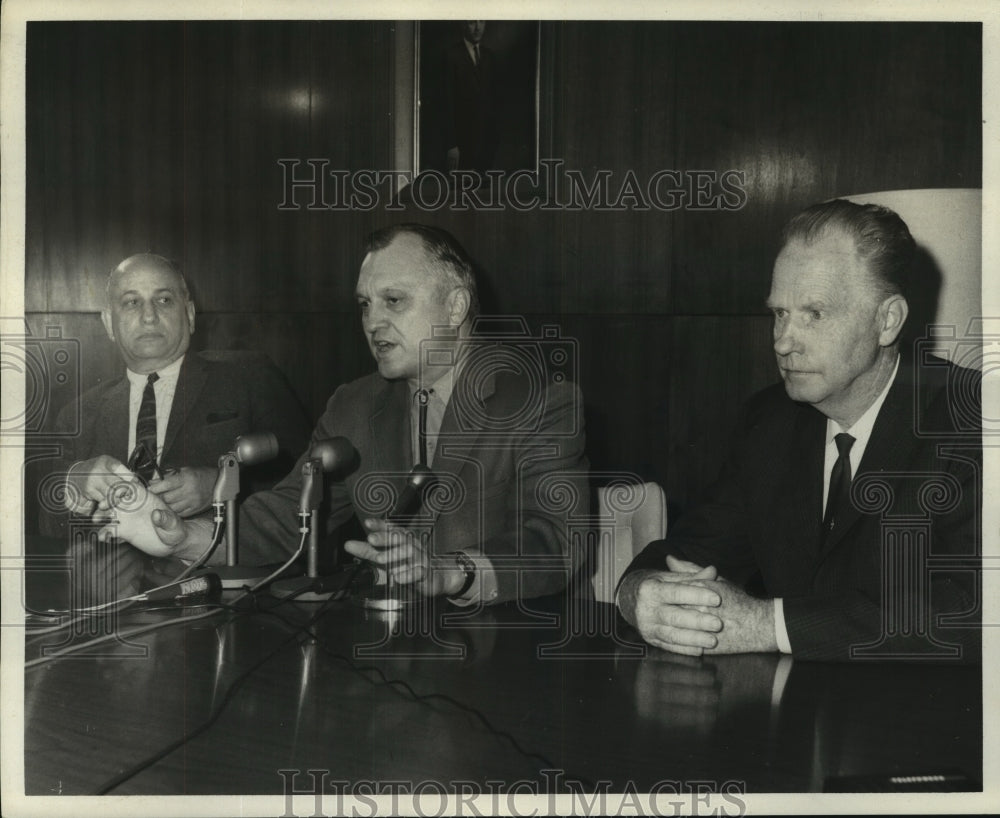 1970 Press Photo Secretary of Interior Press Conference at New Orleans Airport-Historic Images