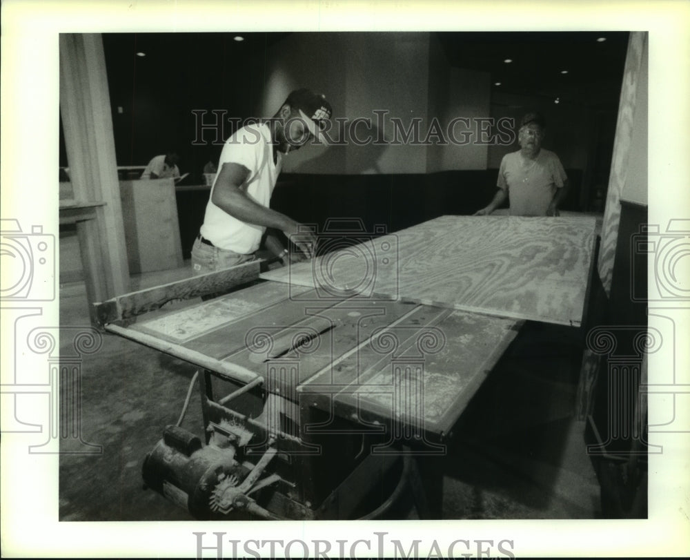 1994 Carpenters put finishing touches on new Hero&#39;s Sports Grill - Historic Images