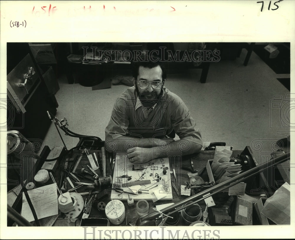 1981 Press Photo Mike Hernandez at his jeweler&#39;s bench - nob31099- Historic Images