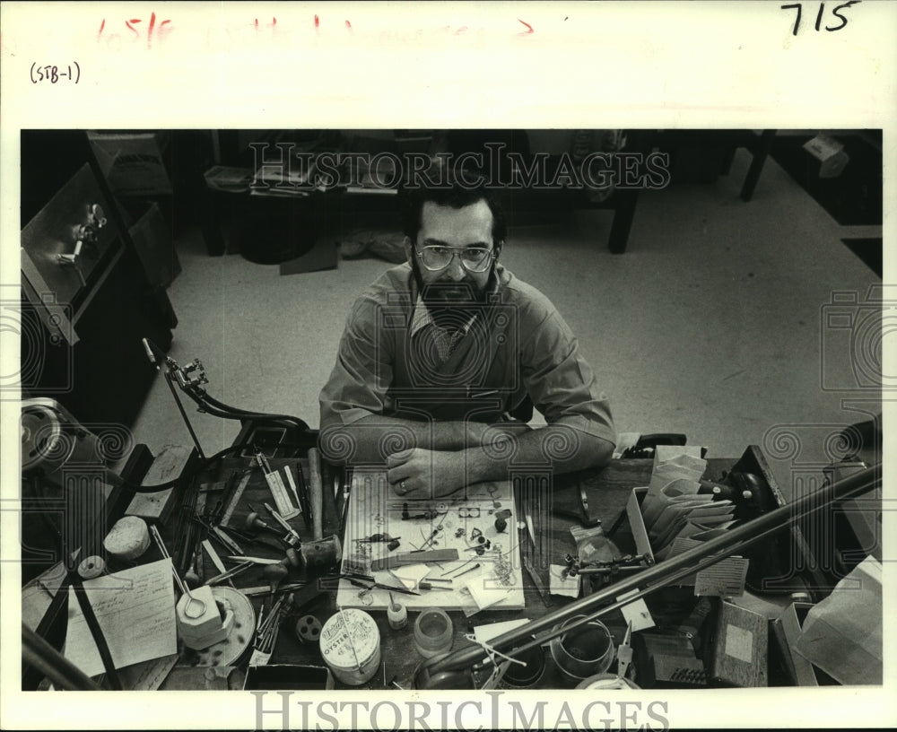 1981 Press Photo Mike Hernandez at his jeweler's bench - nob31099- Historic Images