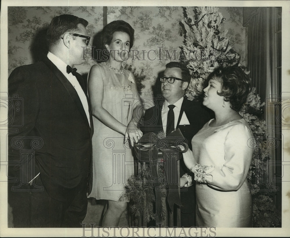 1969 Press Photo Folks at Supper Dance-Junior League Transfer Club party-Historic Images