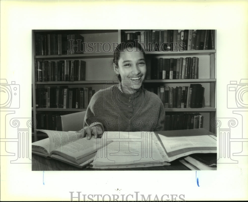 1992 Press Photo Landry High Student Maria Hernandez won the Horatio Alger Award - Historic Images