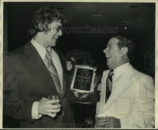 1975 Press Photo Ray Heston and Joe Gemelli with the winner's plaque. - Historic Images