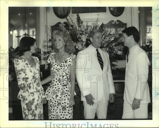 1989 Press Photo Interior designer Peggy Hesse with guests at Dr. Hesse's home. - Historic Images