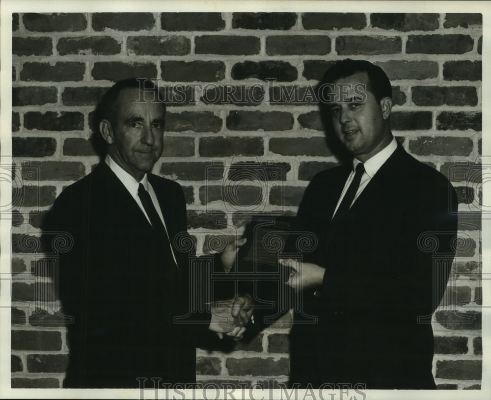 1965 Press Photo H.L. Herrin presented service award at Southern Yacht Club - Historic Images