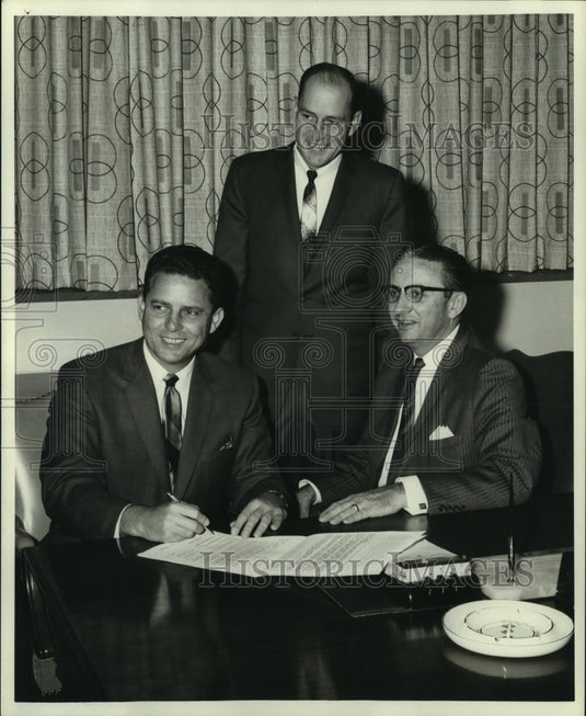 1965 Press Photo Carl Herren, R.L. Milner, M.C. Lindsay signing papers - Historic Images