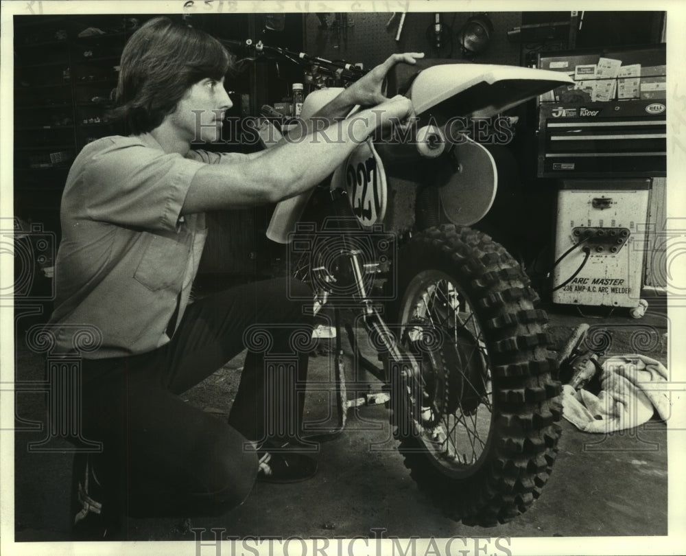 1979 Press Photo Bobby Handy works on a motocross motorcycle - nob31239 - Historic Images