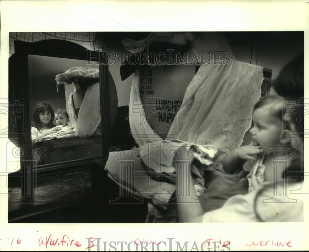1987 Press Photo Susan Hibbs sorts clothing donations received due to fire - Historic Images