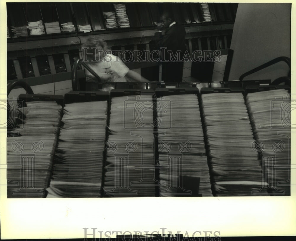 1992 Press Photo Kimberly Kleinpeter goes through a rack of sorted checks. - Historic Images