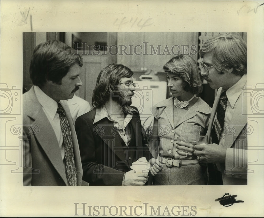 1977 Press Photo Dr. William Keaty, Elaine &amp; Ben Haney &amp; Artist Tommy Thompson - Historic Images