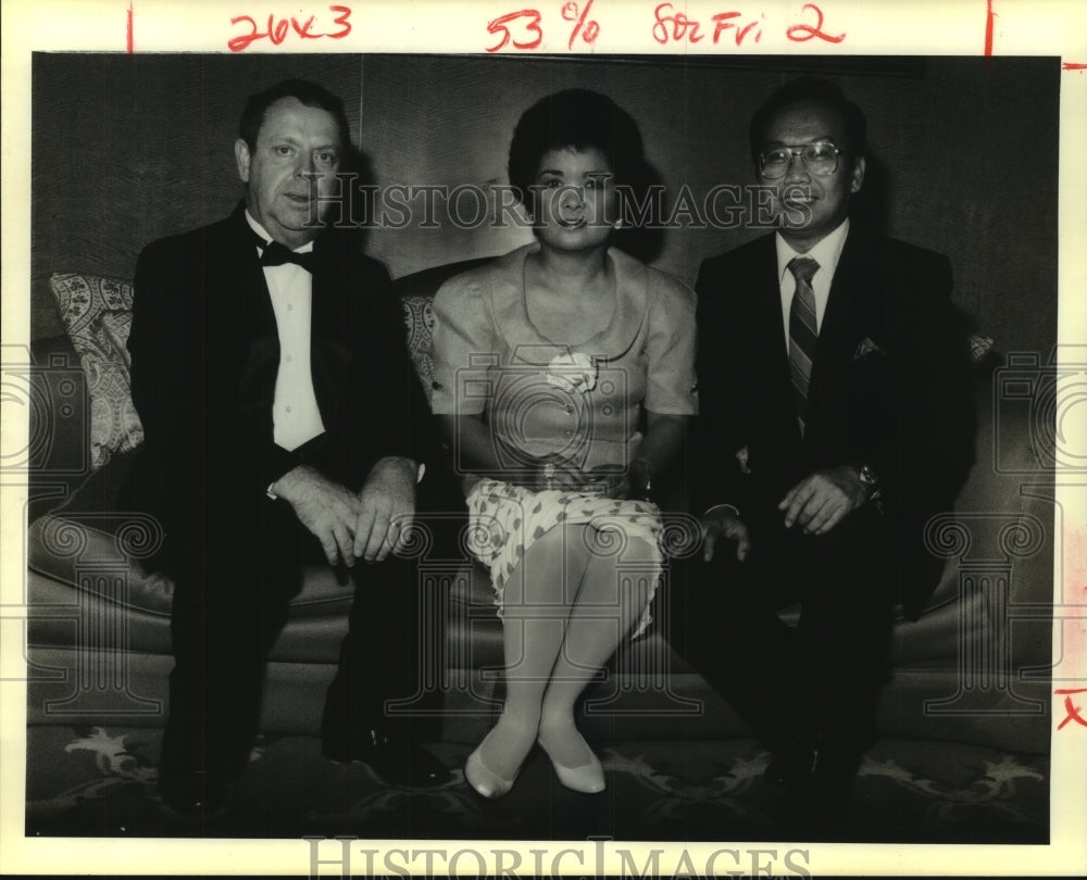 1990 Larry Harms with Philippine Doctors - Historic Images