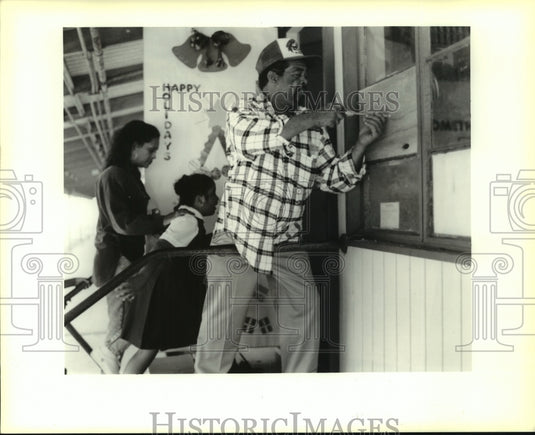 1990 Hardin Elementary School Custodian George Nickles Working - Historic Images
