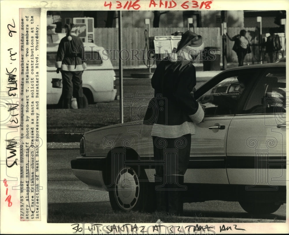 1985 Members of Hare Krishna church solicit contributions - Historic Images