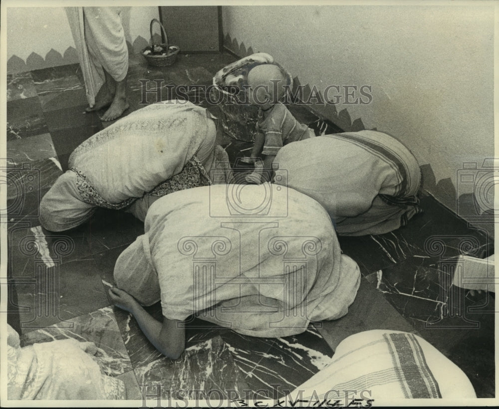 1975 Press Photo Devotees of his divine grace A.C. Braktivedanta Swami - Historic Images