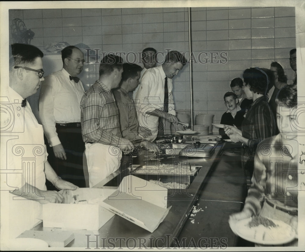 1958 Press Photo Fathers of students at the Alice Harte school, Algiers - Historic Images