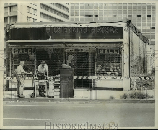 1967 Press Photo Front of tiny Hobb's Men's Shop by Aaron Hartman at S. Rampart-Historic Images