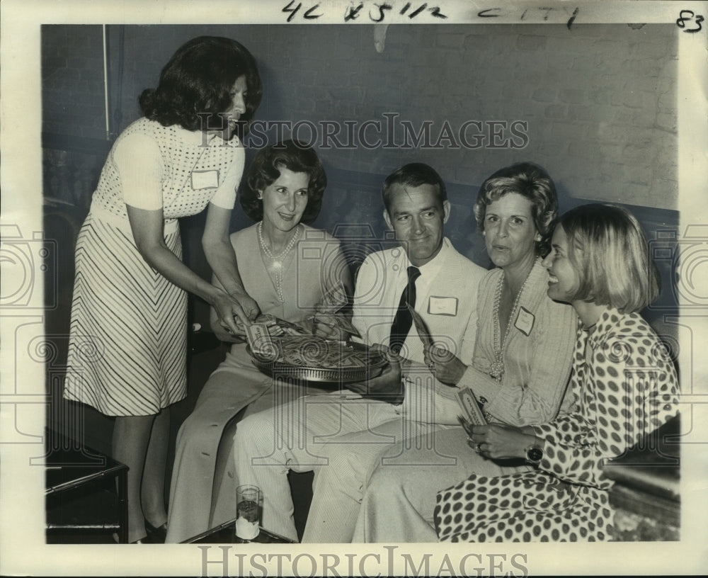 1974 Press Photo Delegates during eighth annual Channel 13 Bid-By-Phone Auction-Historic Images