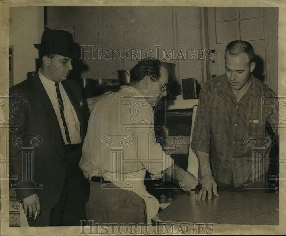 1965 Press Photo Dominick Palestina questioned by Patrolman Toups and Laumann-Historic Images