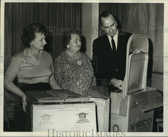 1966 Press Photo Christmas celebration members at Children's Home 3020 Magazine - Historic Images