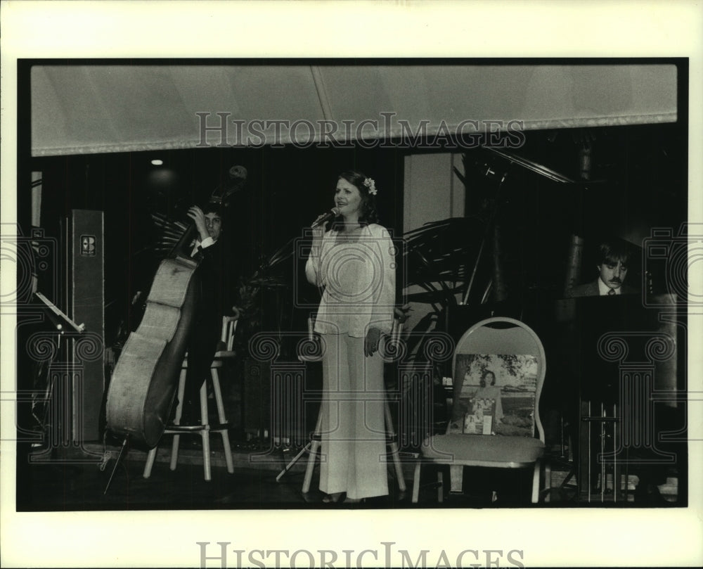 1981 Press Photo Singer Sandy Hancock on stage. - nob31515- Historic Images