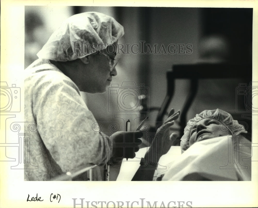 1992 Press Photo Nurse Belinda Henry speaks with Cecile Guidry before surgery. - Historic Images