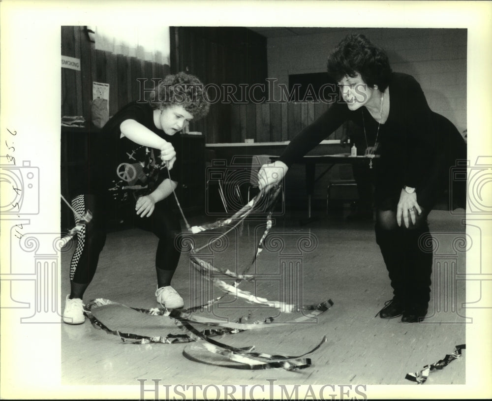 1991 Press Photo Patricia Gautreaux and teacher Donna Gauthier work with swirls- Historic Images