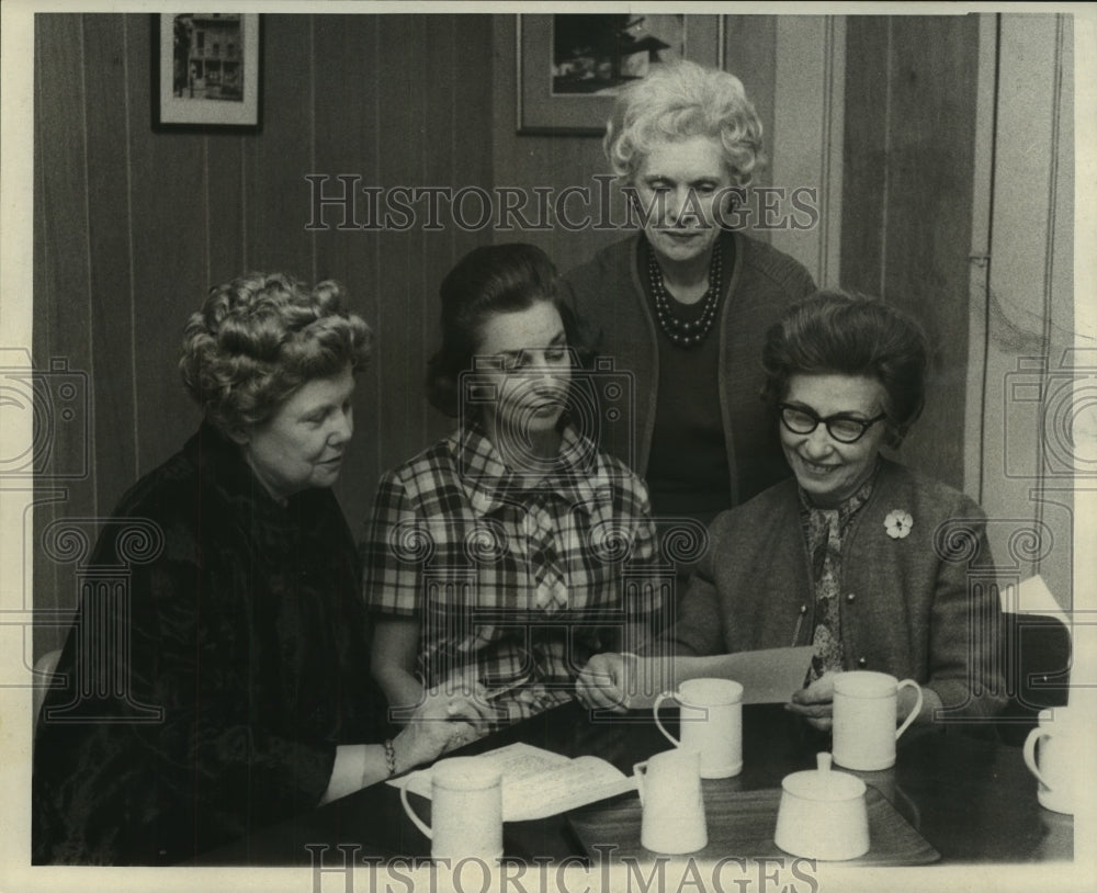 1969 Press Photo Mrs. Edwin Herbst and other delegates read a letter - nob31584 - Historic Images