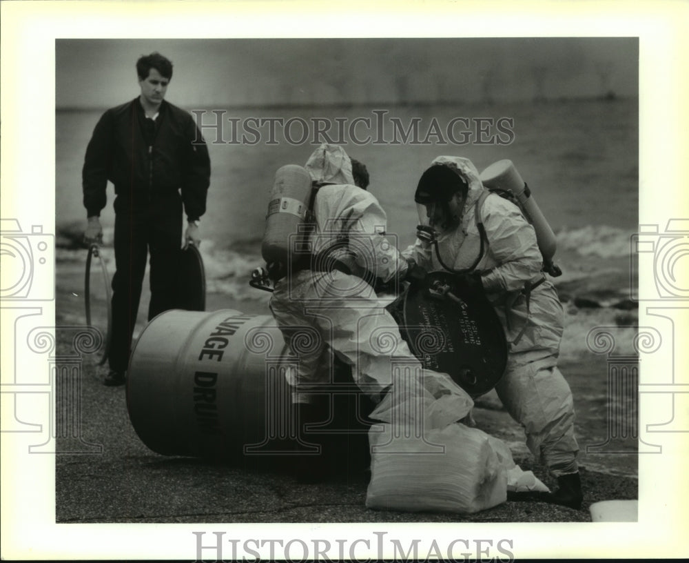 1993 Press Photo Jefferson Parish Hazardous Materials Unit at Lake Pontchartrain - Historic Images