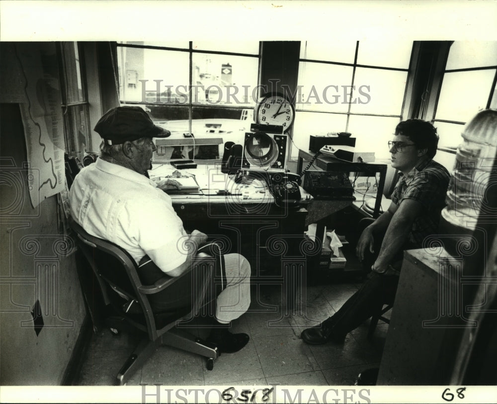 1982 Press Photo Mike Henson talks to Alvin Short- Mississippi Industrial Canal - Historic Images