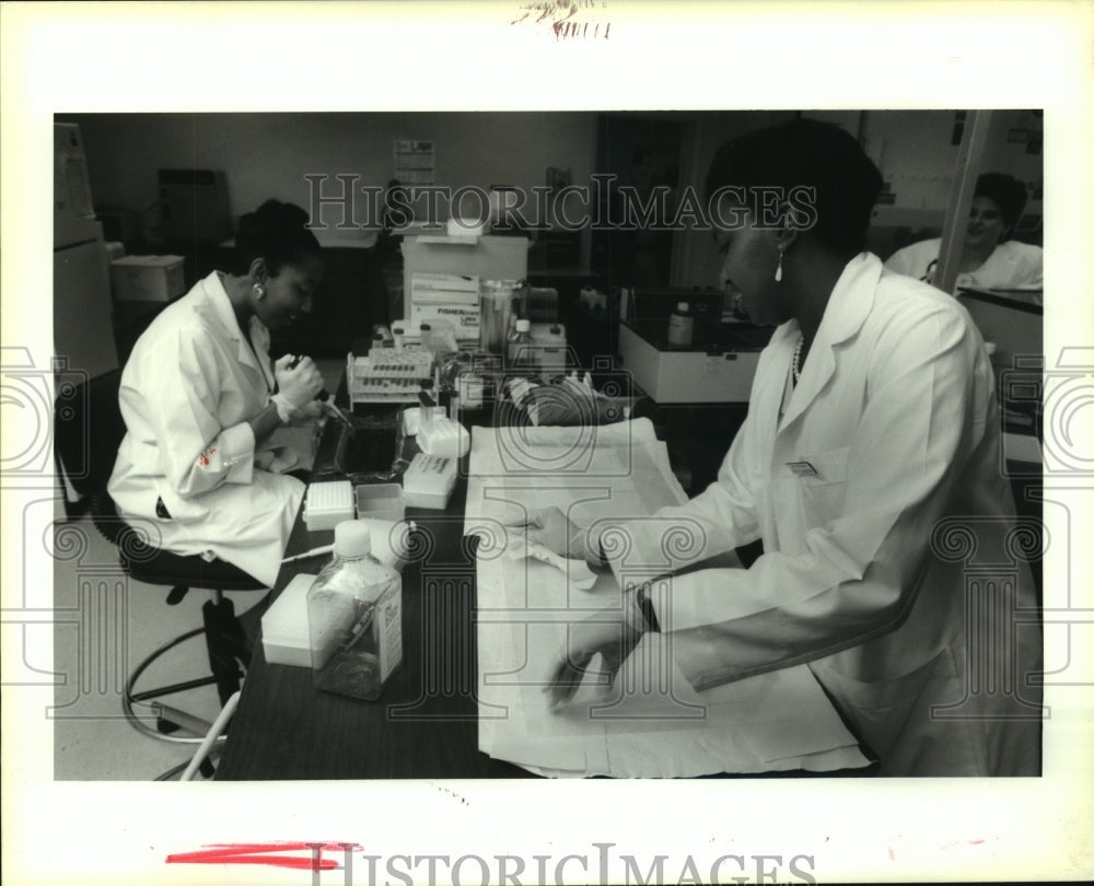 1993 Kemberley Henry &amp; Lydia Hutchinson working in GenTest&#39;s DNA lab - Historic Images