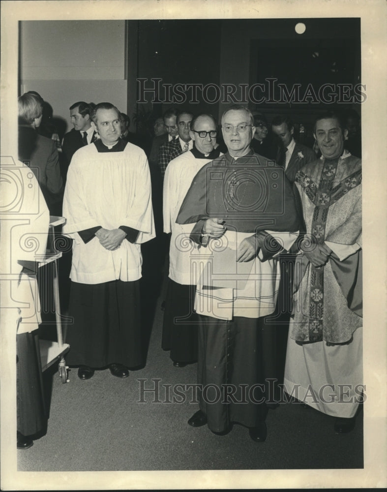 1974 Press Photo Archbishop Philip M. Hannan surrounded by his clergy-Historic Images