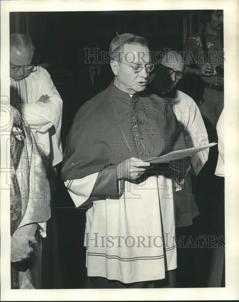 1974 Press Photo Archbishop Philip M. Hannan performing a religious ceremony-Historic Images