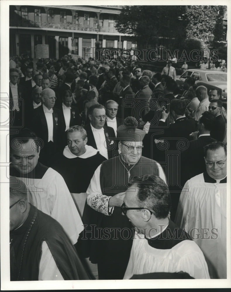 1966 Press Photo Archbishop Cody among parishioners - nob31698 - Historic Images