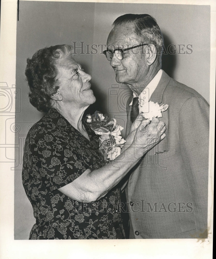 1963 Press Photo Mrs. &amp; Mr. William B. Hasenkampf, Sr. on golden anniversary - Historic Images
