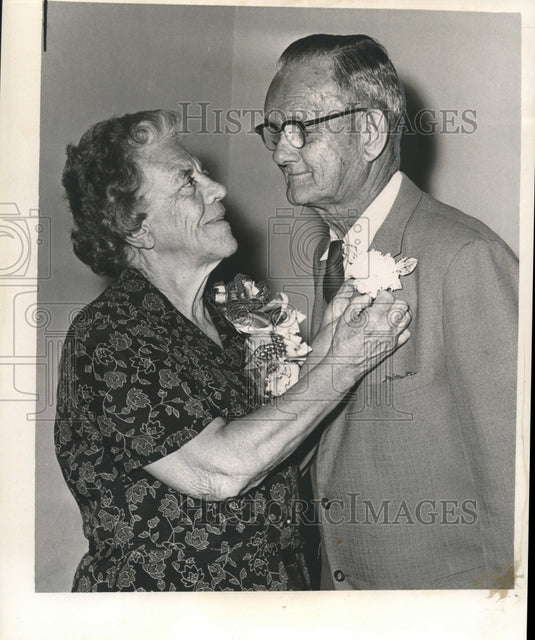 1963 Press Photo Mrs. & Mr. William B. Hasenkampf, Sr. on golden anniversary - Historic Images