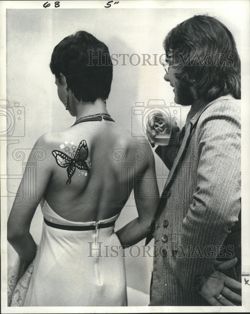 1974 Press Photo Artist Danny Frolich admires his work on his wife&#39;s shoulder-Historic Images