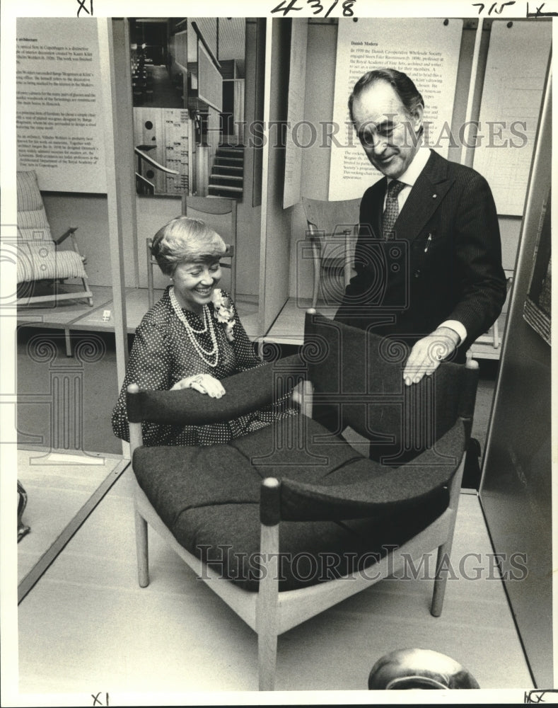 1980  Mr. and Mrs. Kaj Hansen examine an easy chair at Smithsonian - Historic Images